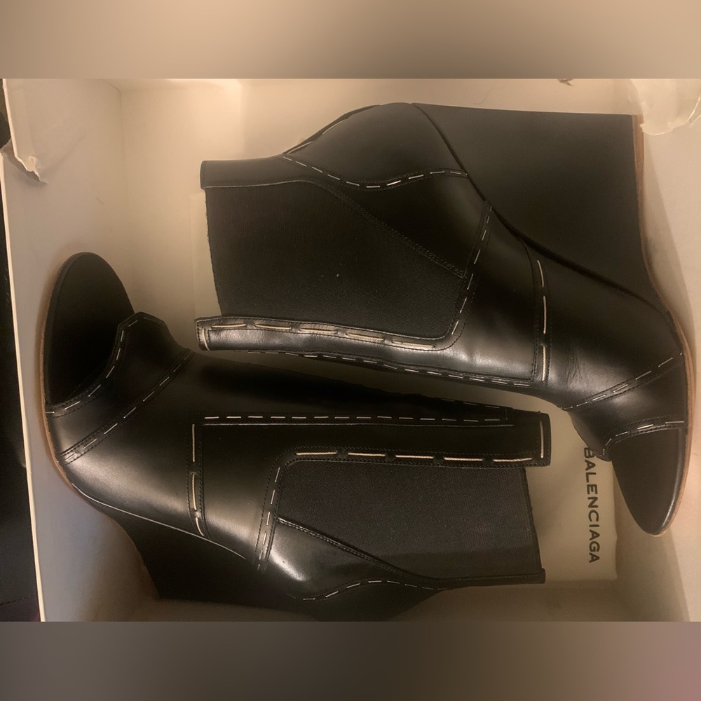 I’m selling these black balenciaga ankle boots size 10.